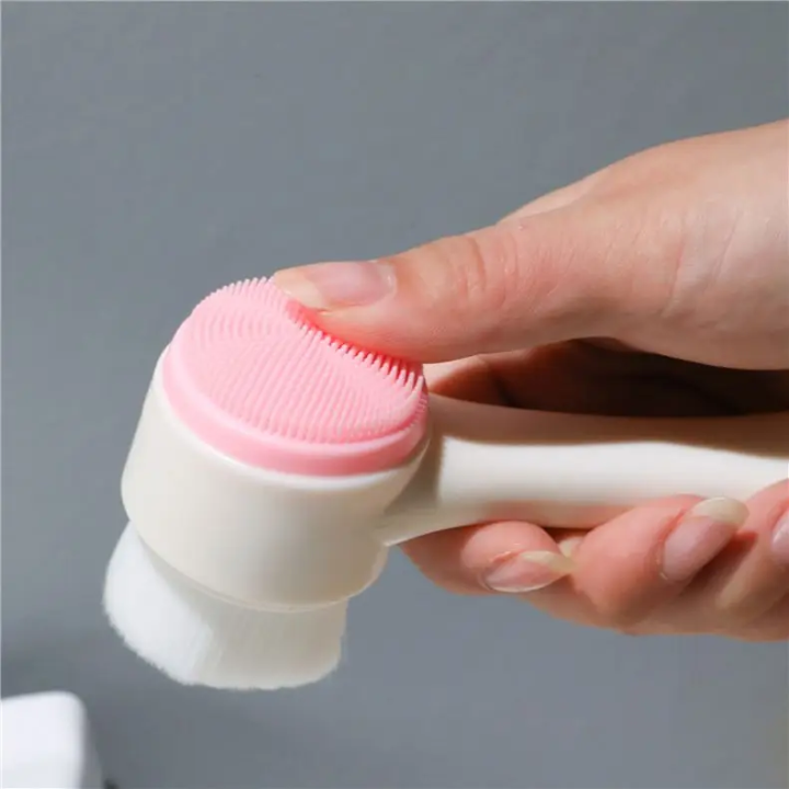 Brosse nettoyante visage a double face présente des poils en silicone doux
