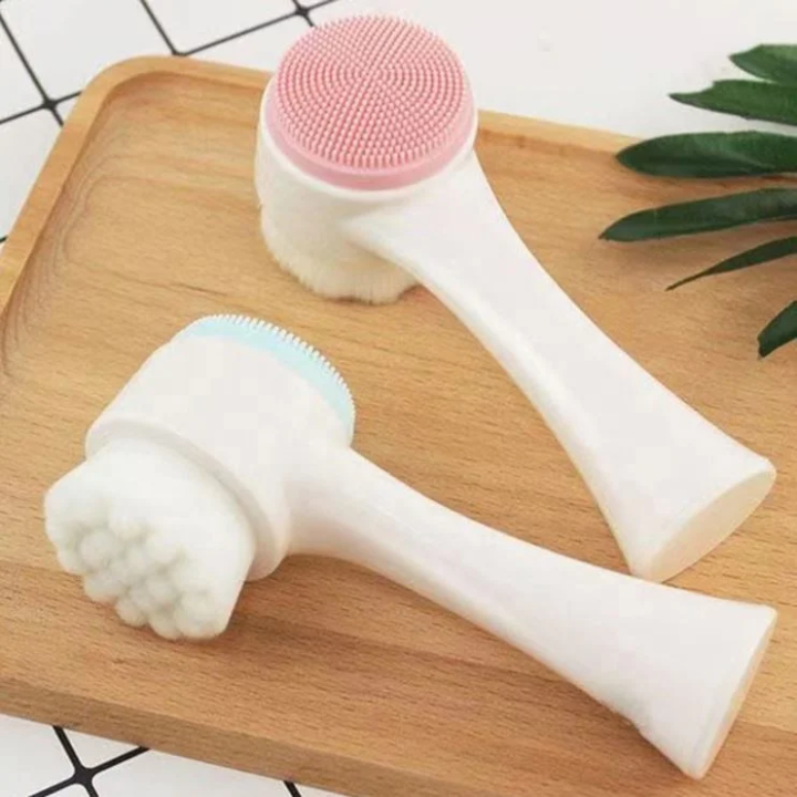 Brosse nettoyante visage a double face présente des poils en silicone doux