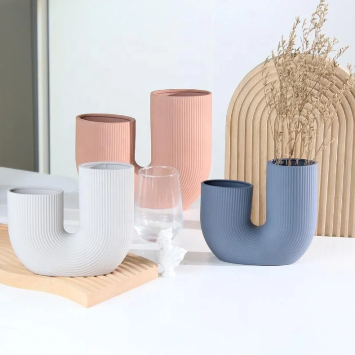 vases décoratifs modernes en forme de “U”